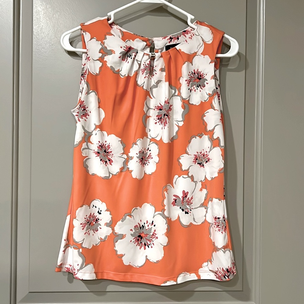 Sleeveless Flowered Blouse